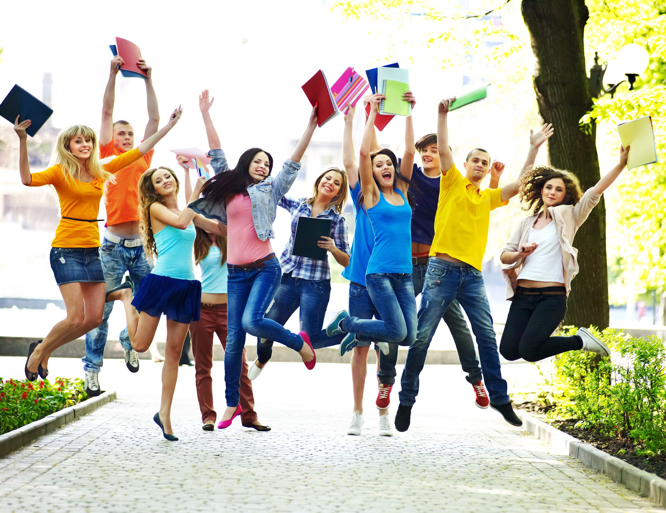 В университете есть каникулы. Молодежь. Красивая молодежь. Счастливые подростки. Радостные студенты.